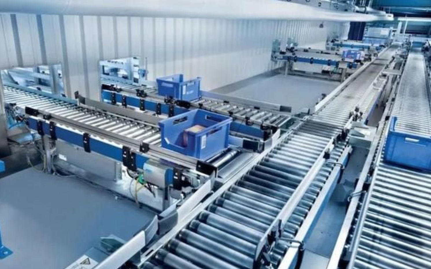 Ứng dụng của vòng bi trong hệ thống băng tải tại nhà máy sản xuất.